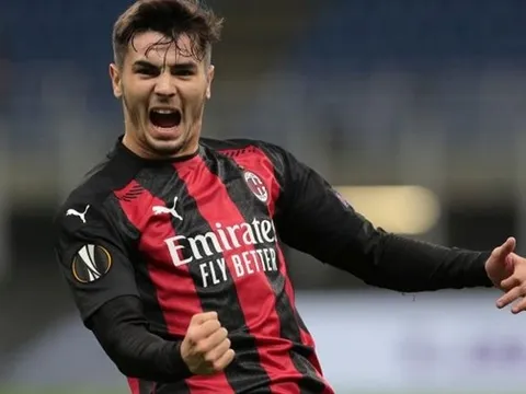 Sao Milan: "Thỉnh thoảng, Zidane vẫn nhắn tin cho tôi"