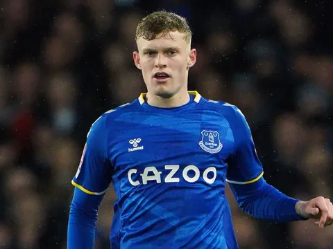 M.U theo sát trung vệ Everton cho Ten Hag