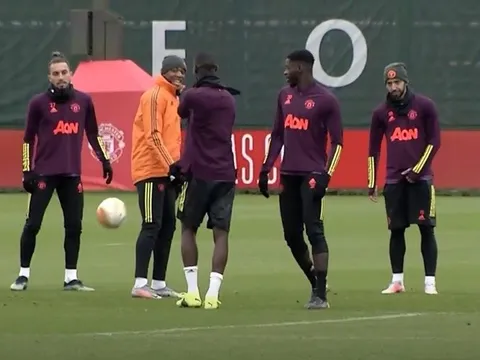 Bruno cười trừ khi Bailly ném bóng 'dằn mặt' Martial