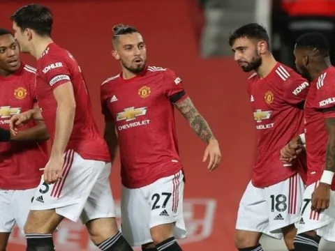 Bruno "va chạm" với 2 đồng đội Man Utd vì lý do khó tin