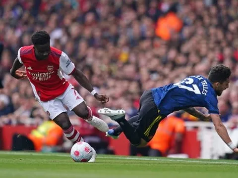 Bukayo Saka bón hành cho Alex Telles như thế nào?