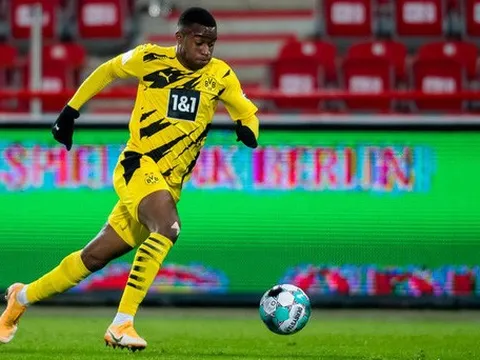 Bundesliga đã thấy sự đáng sợ của "thần đồng" viết lịch sử tại Borussia Dortmund?
