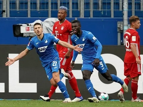 Bundesliga rung chuyển, Manuel Neuer phải vào lưới nhặt bóng 4 lần