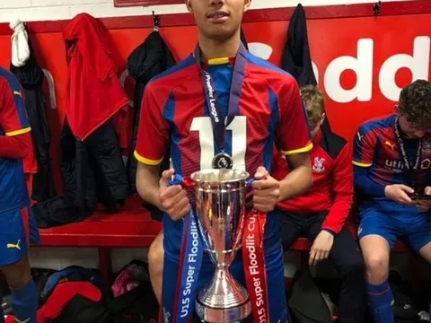 Các ông lớn NHA "đại chiến" vì cậu nhóc 14 tuổi