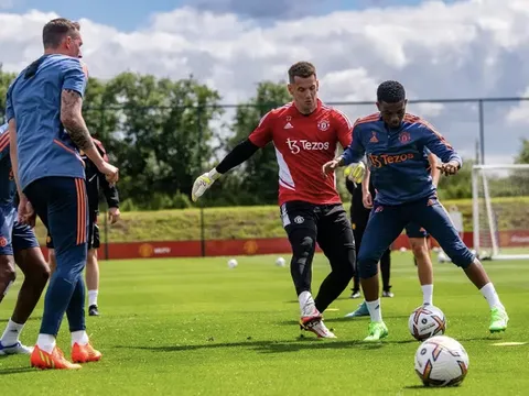 Các sao MU bỏ thói quen xấu, hồ hởi ‘ghi điểm’ với Erik ten Hag