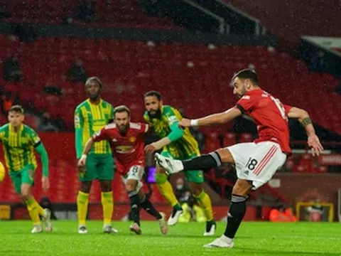 Cách đá penalty của Bruno Fernandes đã bị bắt bài?