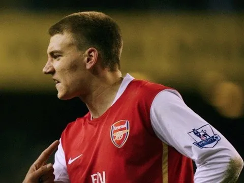 Cãi lộn từ sân vào phòng thay đồ, Bendtner "thật sự không ưa" 1 sao Arsenal