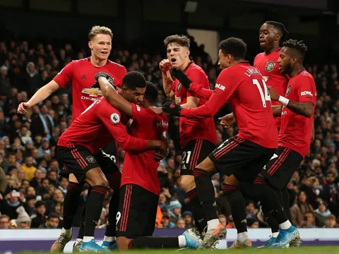 'Man Utd mạnh như Barca, Liverpool... chúng tôi không thể cạnh tranh với họ'