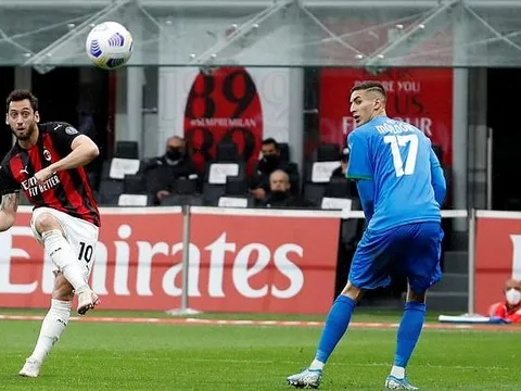 Calhanoglu có siêu phẩm, AC Milan vẫn trắng tay trước Sassuolo