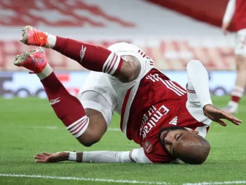Cầm vàng lại để vàng rơi, Arsenal ôm hận tại Emirates