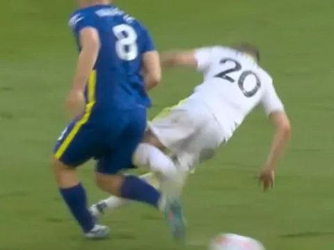 Cận cảnh cú tắc bóng triệt hạ của Daniel James