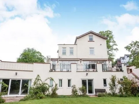 Cận cảnh ngôi nhà mơ ước của mọi fan M.U