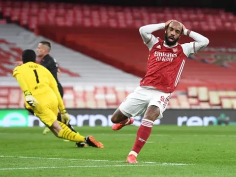 NHM Arsenal choáng váng với pha bỏ lỡ không thể tin nổi của Lacazette