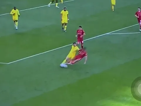 Cận cảnh pha phi thẳng 2 chân của Thiago vào Mason Mount