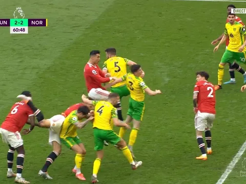 Cạn lời! Maguire đá trúng đầu Pogba, "số 6" M.U giận tím mặt