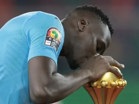 Cản phá penalty thành công, Mendy bày tỏ cảm xúc