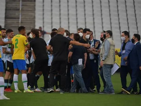 Cảnh sát xông vào bắt cầu thủ, trận Brazil - Argentina phải tạm hoãn