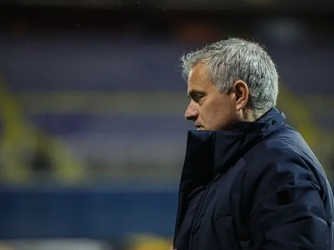 Tottenham thua sốc, dàn sao bị tố có ý 'tạo phản' với Mourinho?