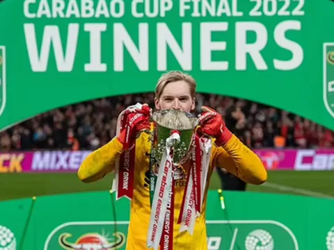 Phản ứng của Alisson khi Klopp nói sẽ chọn Kelleher cho trận chung kết