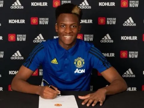 CHÍNH THỨC: Sao trẻ ký hợp đồng đầu tiên với Man Utd