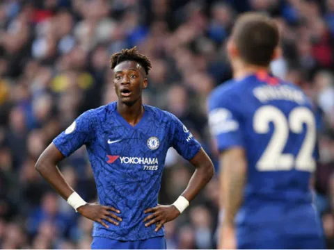 Abraham há hốc mồm với pha dứt điểm "có 1 không 2" của mình