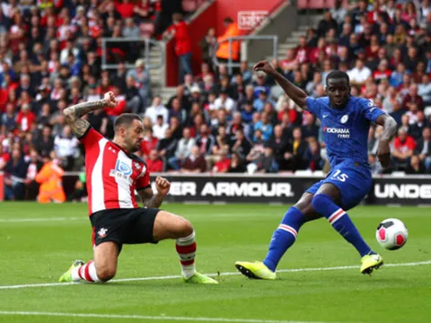 Phòng ngự hớ hênh, CĐV Chelsea ngao ngán với hình ảnh của Zouma