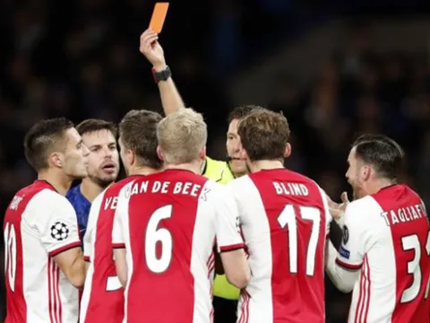 8 bàn, 2 thẻ đỏ; Chelsea và Ajax tạo ra trận cầu siêu kịch tính