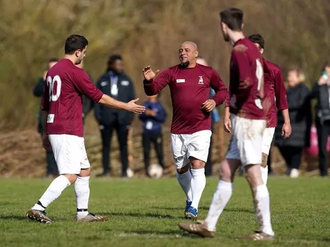 Roberto Carlos trở lại và ghi bàn ấn tượng ở tuổi 48