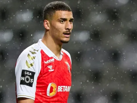 Man United hỏi mua trung vệ 1m96