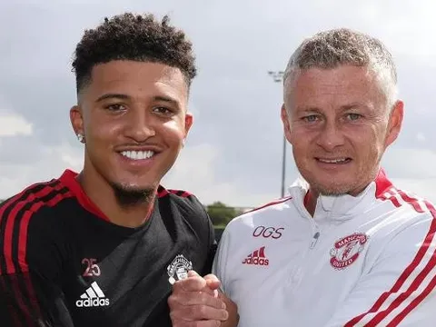 Carragher chỉ rõ 3 HLV có thể vô địch Premier League với đội hình Man Utd