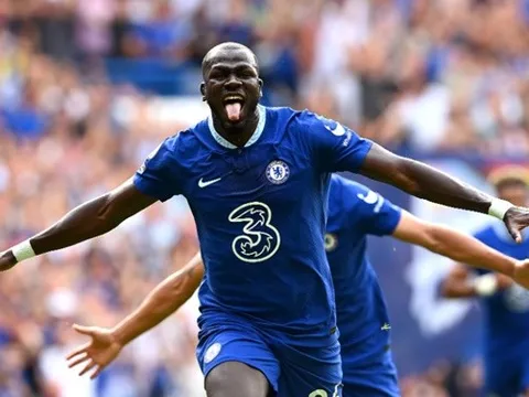 Carragher choáng váng với khả năng dứt điểm của Koulibaly