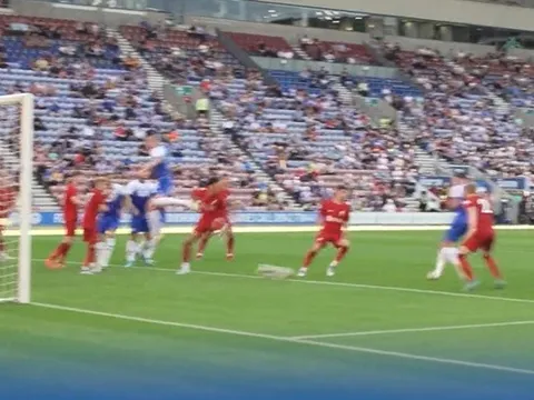 Carragher xem con trai ghi bàn hạ Liverpool 6-0