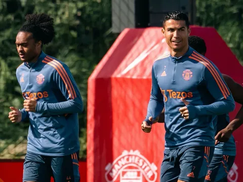 Casemiro bắt nhịp trên sân tập, bất ngờ Ronaldo khi Antony tới M.U