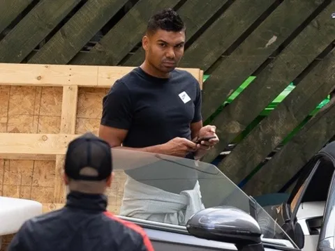 Casemiro gây chú ý với 2 hình ảnh tại Manchester