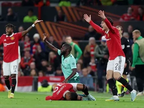 Casemiro nằm sân, Dalot và Lindelof gay gắt