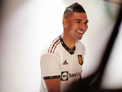 Casemiro tươi như hoa trong 3 áo đấu Man Utd