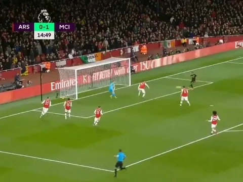 'Arsenal có những hậu vệ thật sự tệ hại'