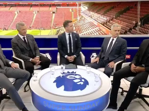Mourinho nói lời cực gắt về pha bóng chạm tay của Arnold