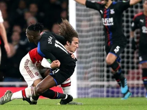 Thi triển 'bóng bầu dục', sao Arsenal suýt gây loạn đả tại Emirates