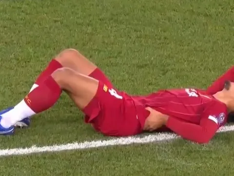 'Van Dijk đã ngã xuống ngay trước mặt trọng tài'