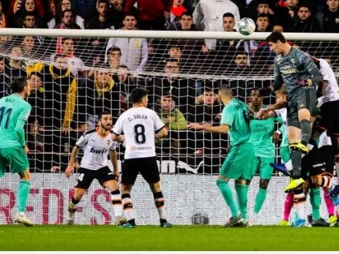 Làm điều kỳ diệu, Courtois vẫn bị một người gác đền lu mờ