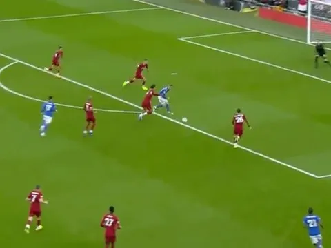Nhìn kìa Liverpool! Có một Van Dijk "xa lạ" ở mùa giải năm nay
