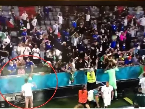 Phấn khích tột độ, sao tuyển Ý cởi quần tặng fan