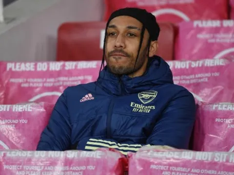 Aubameyang khiến NHM Arsenal ấm lòng với 1 hành động
