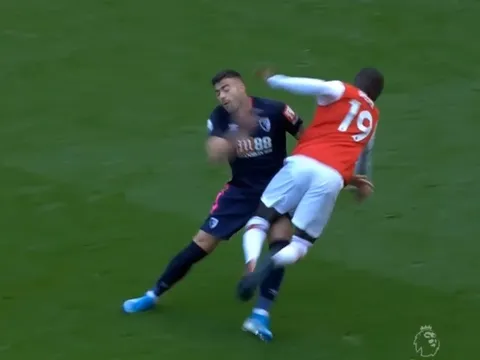 Nicolas Pepe đón nhận sự bất công từ VAR