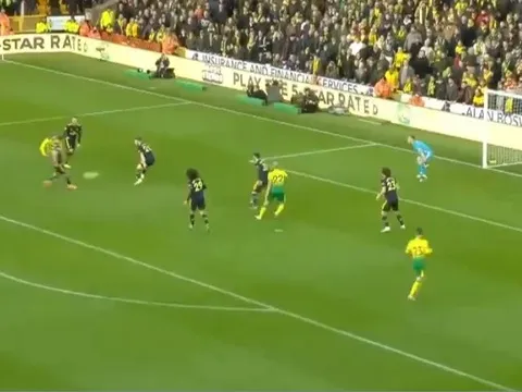 'Họ tự vỡ vụn ra vì không một ai áp sát bóng'