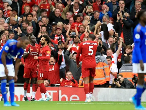 'Cậu ấy phòng ngự không biết mệt nơi cánh phải Liverpool'