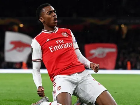 "Cậu ấy rất giống Ramsey và sẽ gánh vác hàng công của Arsenal trong tương lai"