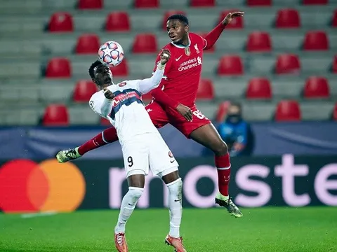 Cậu bé nhặt bóng trận Liverpool 4-0 Barcelona ghi tên vào lịch sử CLB