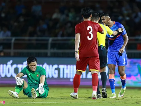 Cầu thủ Ấn Độ gây gổ với Nguyên Mạnh